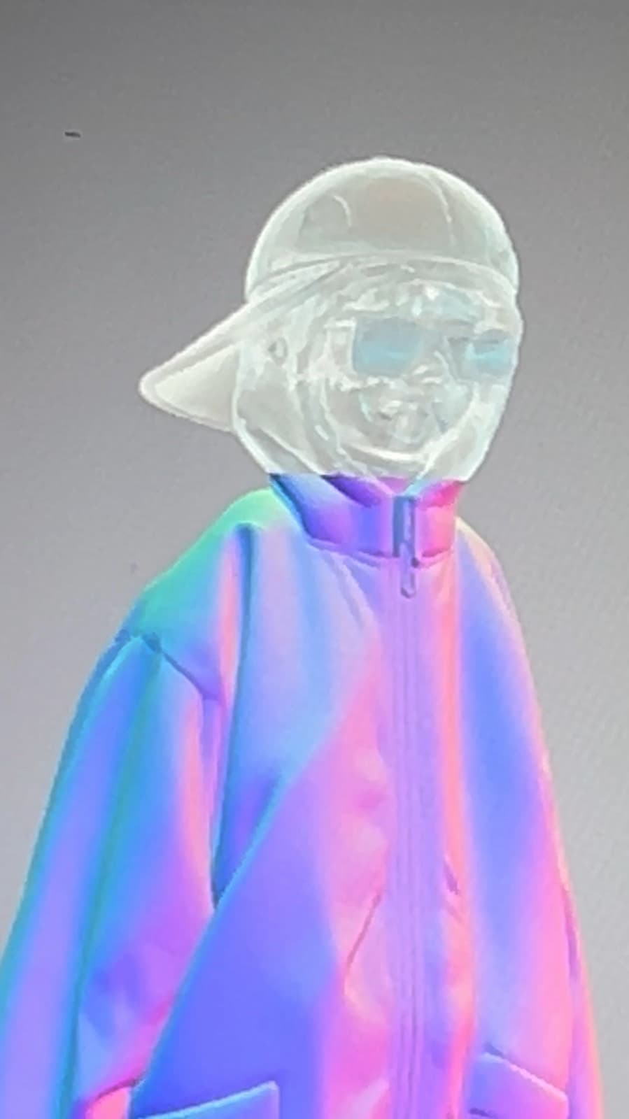Holograficzny render postaci w czapce, okularach i bluzie z kapturem.