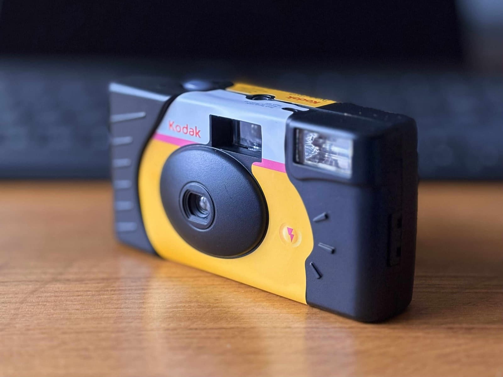 Jednorazowy aparat Kodak przed rozłożeniem.
