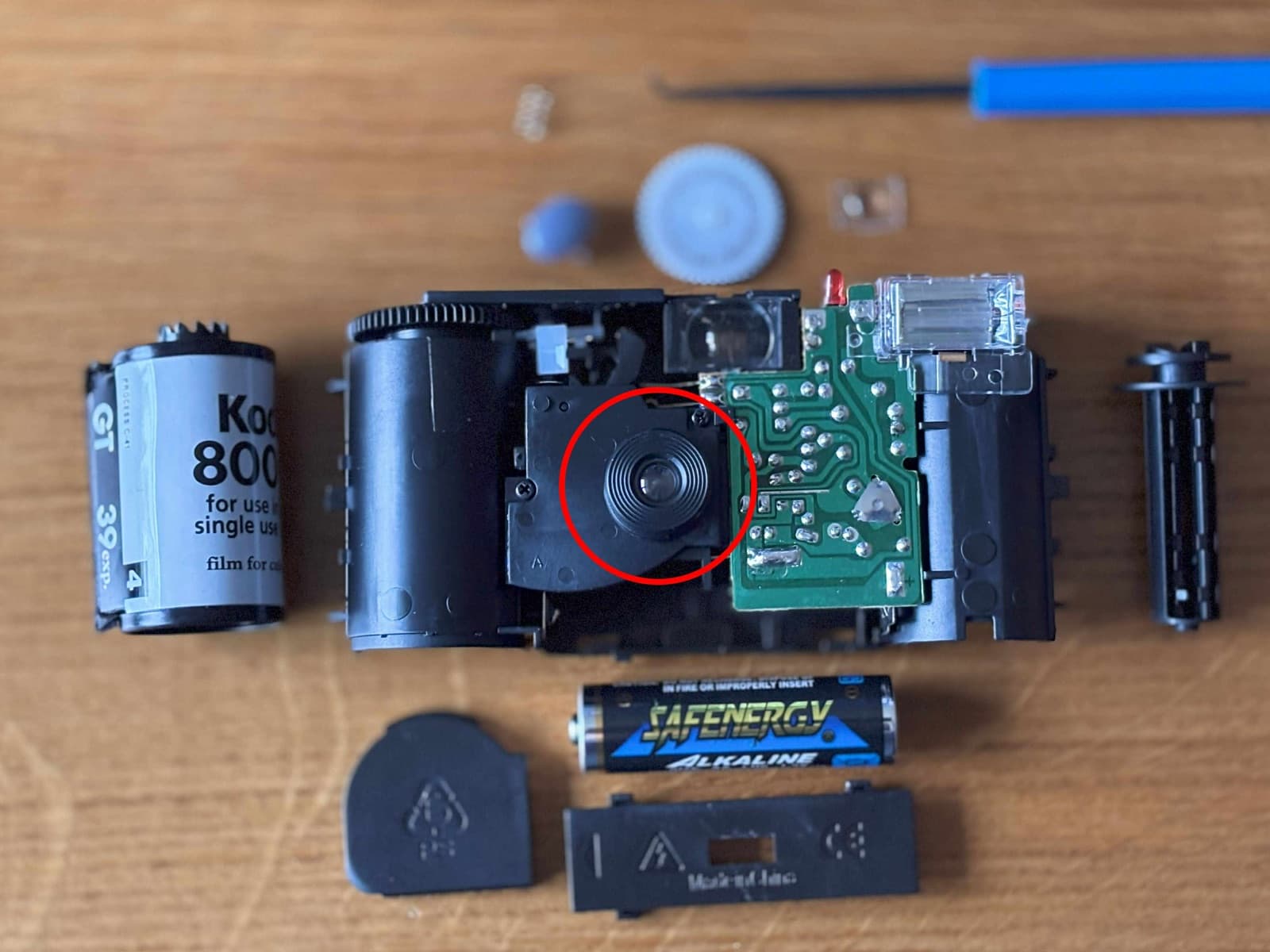 Rozłożony aparat Kodak z widocznym elementem soczewki.