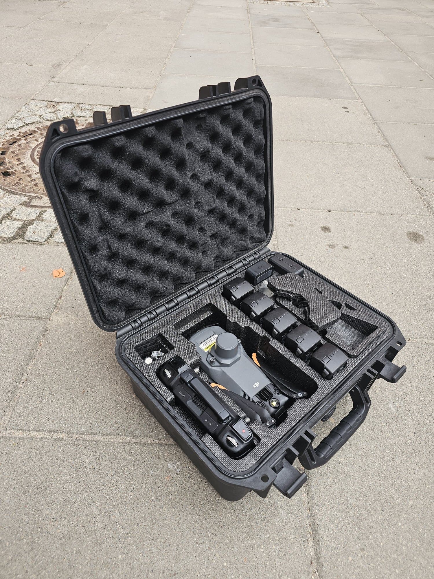 Walizka z dronem przed startem, Gdańsk, 16.04.2025.