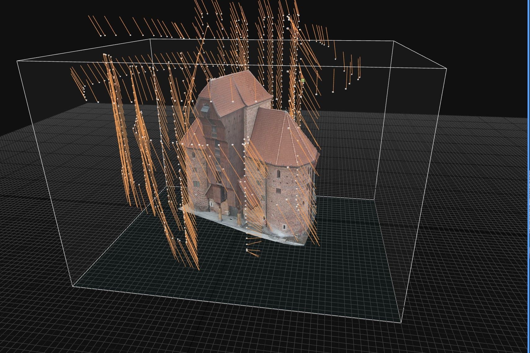 Żuraw w RealityCapture: siatka z teksturą policzona z 830 zdjęć z drona, pomarańczowe linie to pozycje kamer. Zrzut ekranu: Marcel Łuczak.
