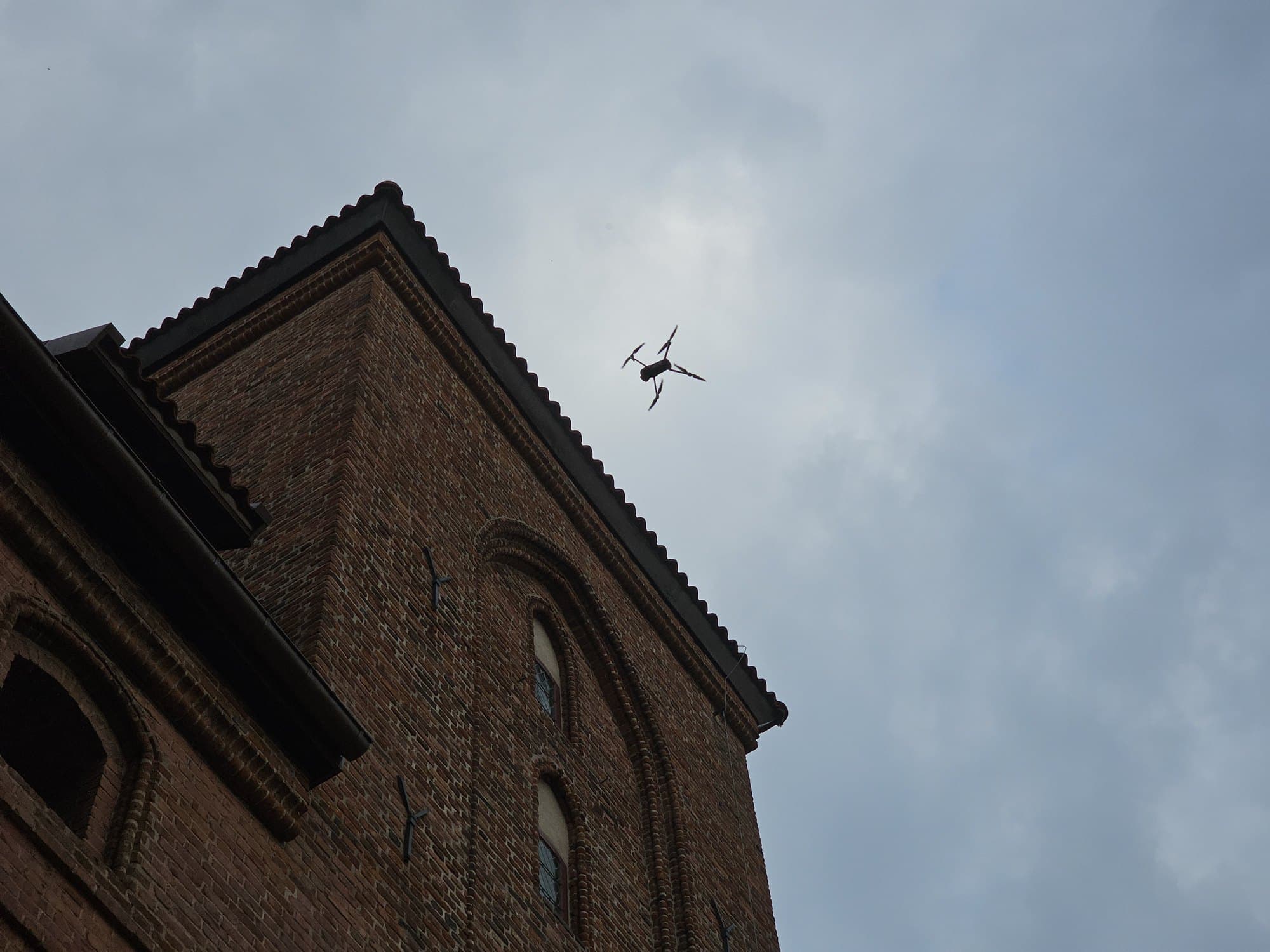 Dron przy ścianie Żurawia w trakcie nalotu.