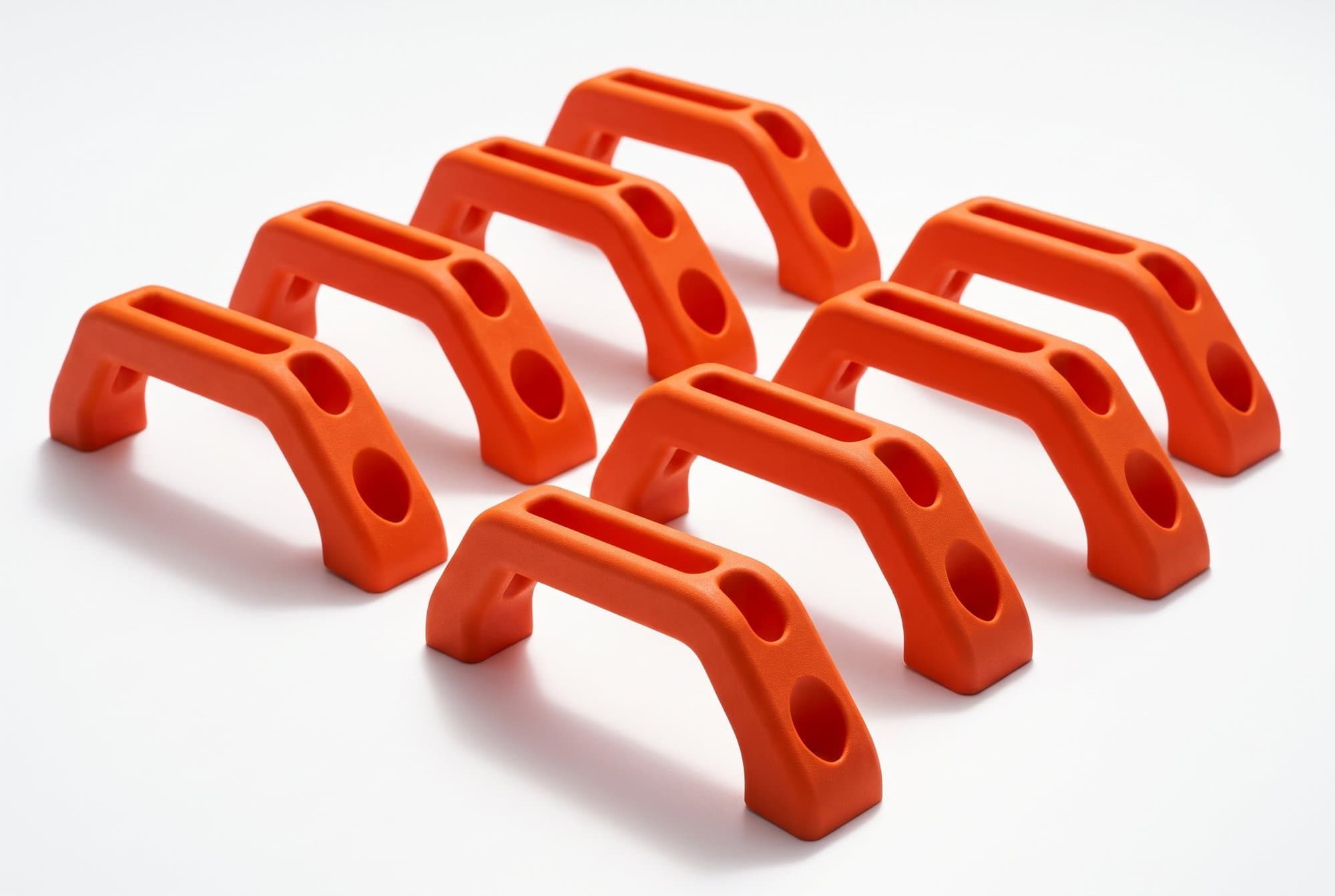 Wizualizacja z modelu CAD (Blender) z retuszem faktury. Seria pomarańczowych rączek z druku SLS.