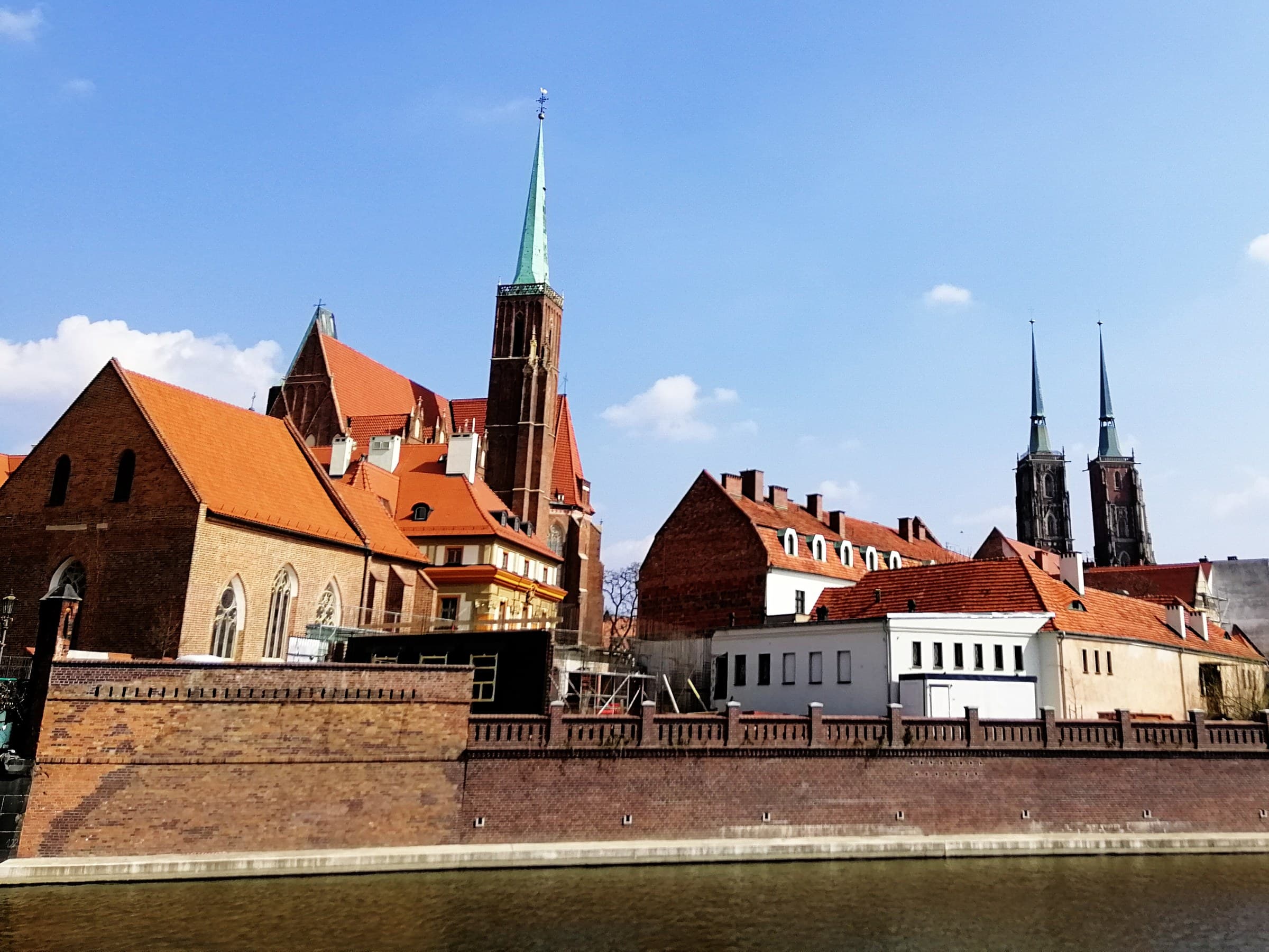 Zdjęcie źródłowe w kadrze ściany 4:3: Ostrów Tumski we Wrocławiu znad Odry. Fot. Freepik.