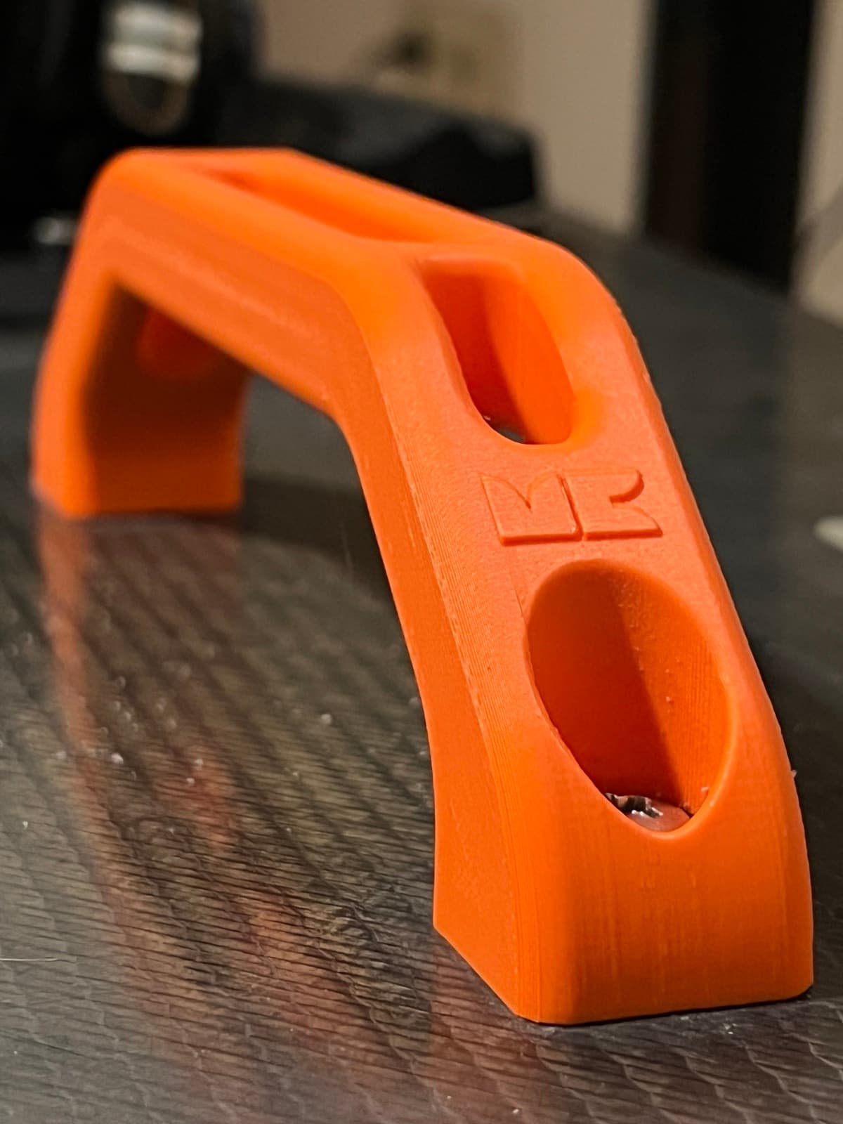 Cztery prototypy PETG wydrukowane w różnych kolorach