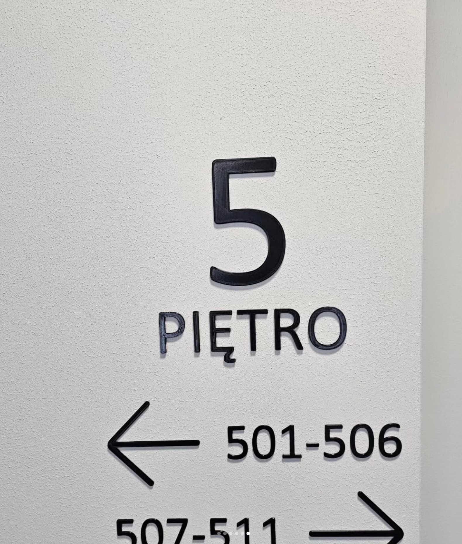 Tablica pietra 5 z kierunkowymi zakresami mieszkan na scianie