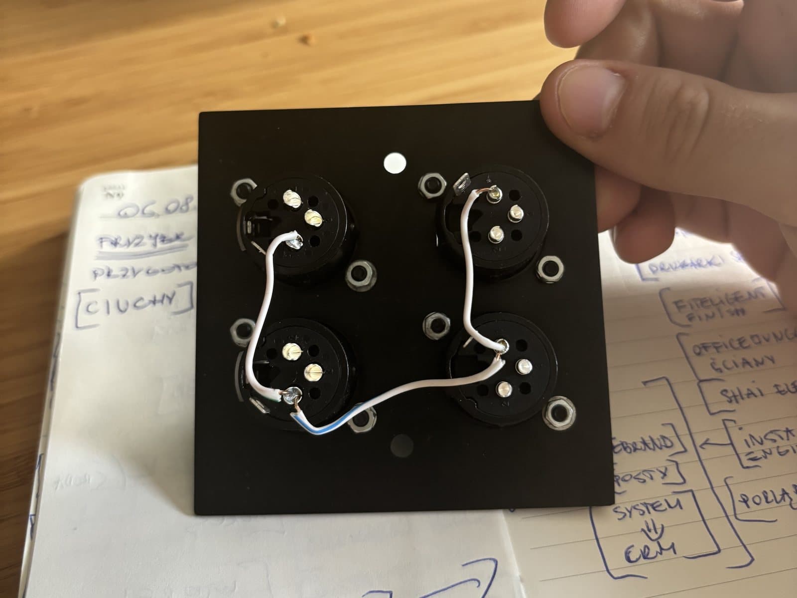 Tył płytki z okablowaniem: to musi zmieścić się w puszce razem z wtykami.
