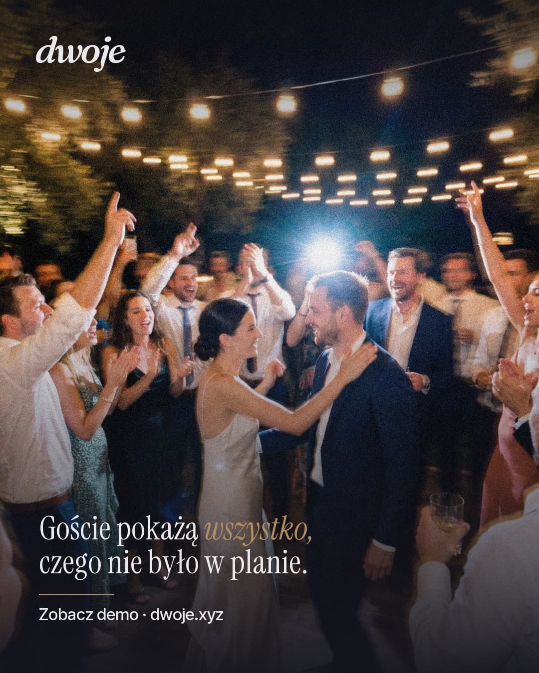 Materiał marketingowy dwoje: goście tańczą pod girlandami świateł, z hasłem i odnośnikiem do dwoje.xyz.