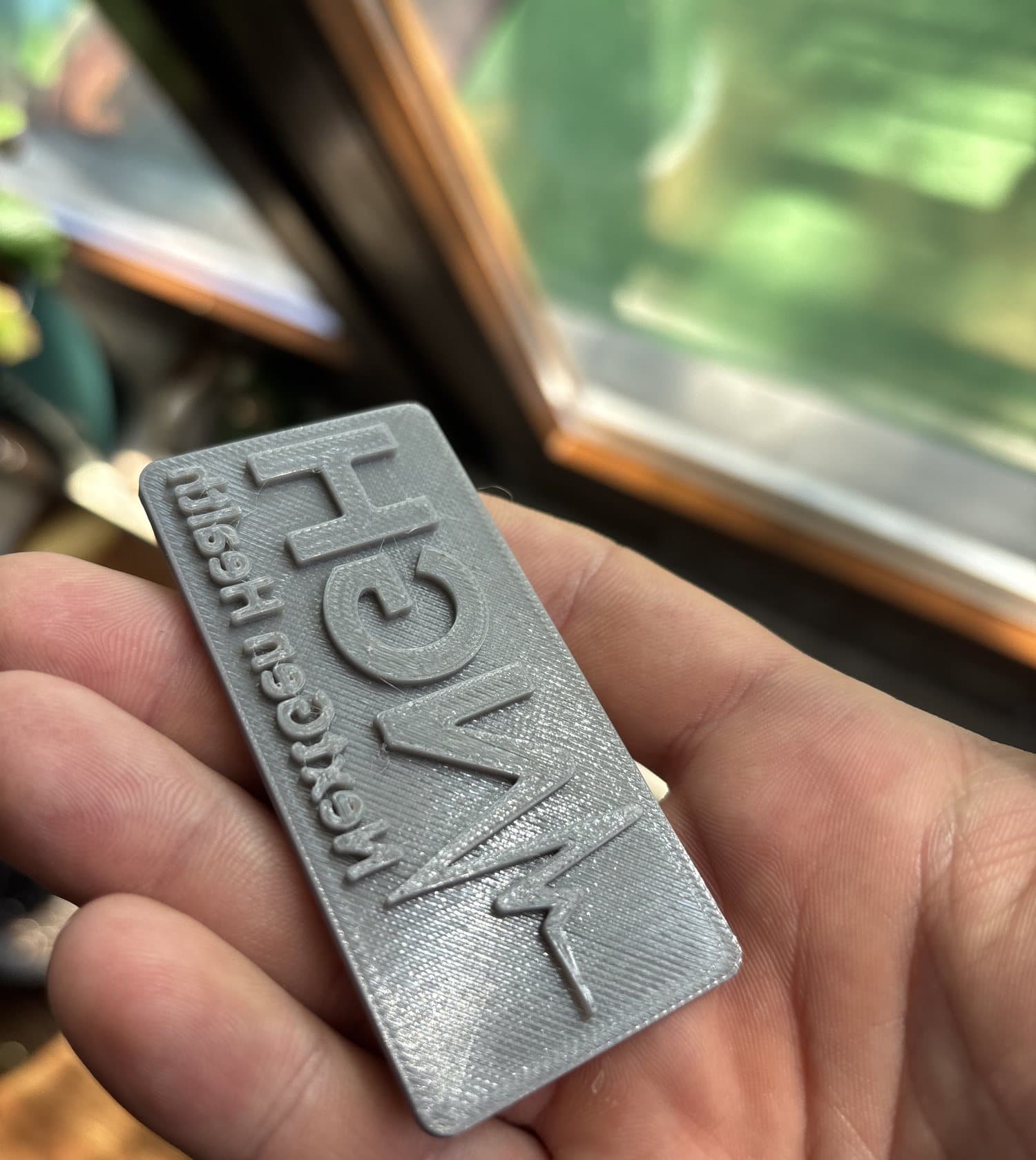 Wydrukowana płytka stempla w dłoni: relief lustrzany, proste ścianki, warstwa 0,1 mm.